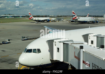 British Airways piani su asfalto presso l'aeroporto di Heathrow, Londra, Inghilterra, Regno Unito, Europa Foto Stock