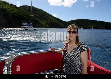 Una donna gode di una crociera in Tortola nelle isole Vergini britanniche Foto Stock