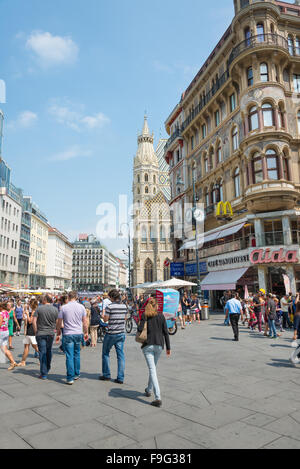 VIENNA, Austria - 3 agosto 2015: la gente a piedi nella SIngerstrasse vicino Zum goldenen Becher il 3 agosto 2015 a Vienna - Austria Foto Stock