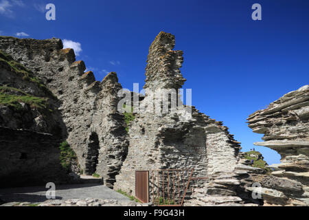 Un castello in rovina sulla scogliera a Tintagel, Cornwall. Foto Stock