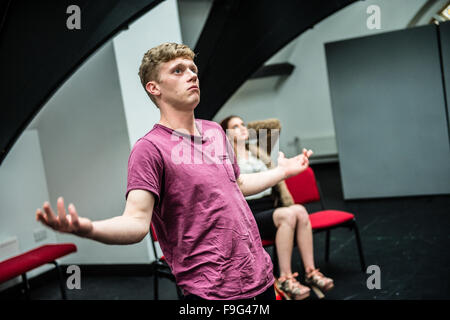 Aberystwyth university college undergraduate Teatro e Dramma studi gli studenti di eseguire in un extra-curriculari produzione di età del consenso, un controverso due monologo giocare a trattare il tema dei bambini assassini, scritto da Peter Morris. Vincitore del Sunday Times Playwriting Prize 2001 Galles UKWales REGNO UNITO Foto Stock