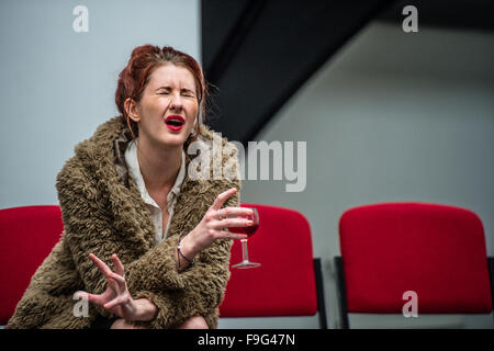 Un Aberystwyth university college universitari e teatro drama studies donna studentessa di eseguire in un extra-curriculari produzione di età del consenso, un controverso due monologo giocare a trattare il tema dei bambini assassini, scritto da Peter Morris. Vincitore del Sunday Times Playwriting Prize 2001 Wales UK Foto Stock