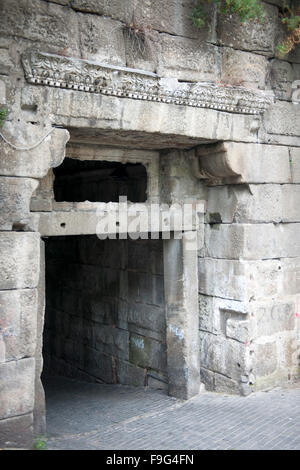 Turchia, costa occidentale del Mar Nero, Amasra, porta principale ad arco per il Castello di Amasra, chiamato anche 'Dark Place', accanto al ponte. Foto Stock