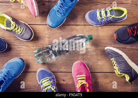 Varie scarpe da corsa prevista su un pavimento di legno sfondo Foto Stock