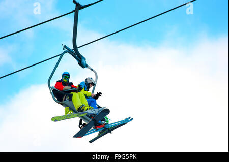 Sciatore e snowboarder su un impianto di risalita a Bukovel. Bukovel è la più rinomata stazione sciistica in Ucraina Foto Stock