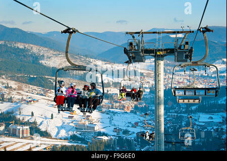 Gli sciatori su un impianto di risalita a Bukovel. Bukovel è la più rinomata stazione sciistica in Ucraina. Foto Stock