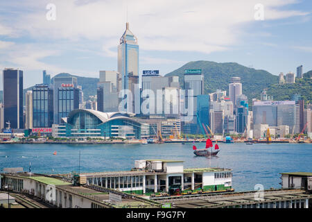 Hong Kong Cina 28 Luglio 2015 : Porto di Hong Kong con tourist junk il 28 luglio 2015 a Hong Kong. Foto Stock