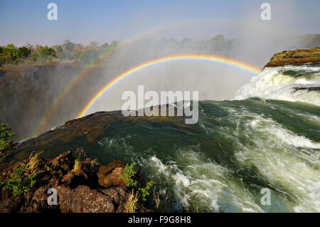 Rainbow su Devil's piscina presso il Victoria Falls, Zambia Foto Stock