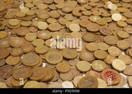 Colpo angolato di monete del Regno Unito di cui all'esterno. Tra cui £ 1, £2, 50,20,50,10,5p Foto Stock