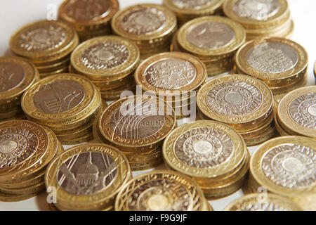 Colpo di overhead di UK £ 2 monete in impilamento di pile di £10. Foto Stock