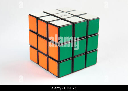 Cubo Rubik isolato su sfondo bianco Foto Stock