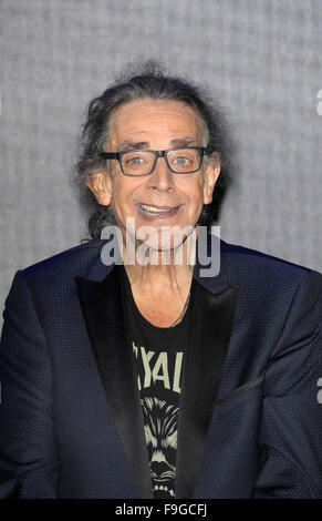 Londra, Regno Unito. 16 dicembre, 2015. Peter Mayhew frequentando il EUOPEAN Premiere di STAR WARS: la forc risveglia a Londra, Leicester Square Odeon, Impero e Vue Cinema 16 dicembre2015 Credit: Peter Phillips/Alamy Live News Foto Stock