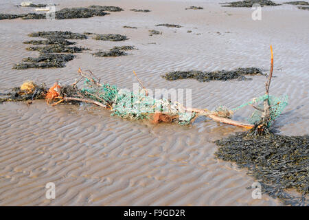 Rete da pesca scartata lavata su una spiaggia, inquinamento di plastica, pericolo per la fauna selvatica, pericolo per l'ambiente Foto Stock