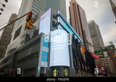 New York, Stati Uniti d'America. Xvi Dec, 2015. Il news ticker in Morgan Stanley Building a New York il Mercoledì, Dicembre 16, 2015 annuncia un aumento delle scorte dopo gli Stati Uniti La Federal Reserve ha aumentato i tassi di interesse per la prima volta in 7 anni. La velocità è stata aumentata di 25 punti base con graduale solleva ogni anno se ritenute necessarie. Credito: Richard Levine/Alamy Live News Foto Stock