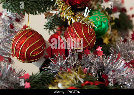 Primo piano di ornamenti di palle di Natale Foto Stock