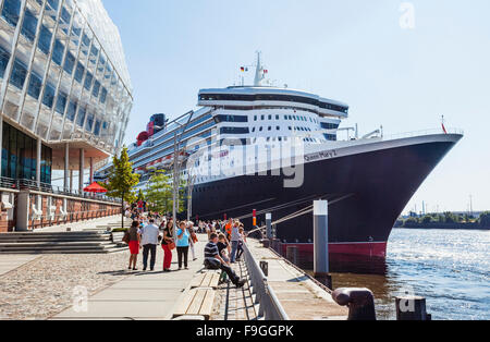 Germania, Città Libera e Anseatica di Amburgo, Strandkai a HafenCity, Cunard Liner Queen Mary II a Hamburg Cruise Center Foto Stock