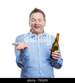 Funny giovane uomo ubriaco in possesso di una bottiglia di birra. Studio shot su sfondo bianco. Foto Stock