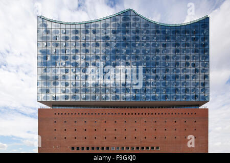 Elbe Philharmonic Hall, facciata in vetro con la riflessione di nuvole, Amburgo, Germania Foto Stock