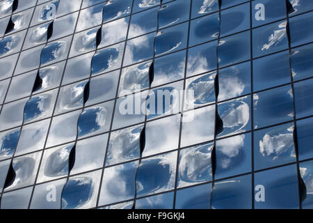 Facciata in vetro con la riflessione di nuvole, Elbe Philharmonic Hall, Amburgo, Germania Foto Stock