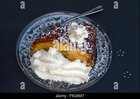 Torta di mele con panna montata su una piastra di vetro Foto Stock