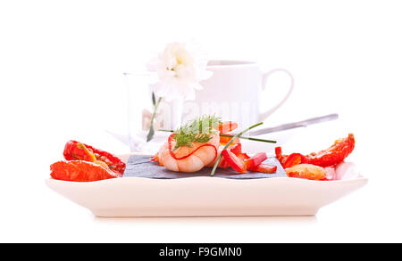 Piatto di salmone affumicato e gamberi con pomodori secchi Foto Stock