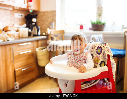 Giovane madre e la sua piccola figlia avente insieme per la prima colazione Foto Stock