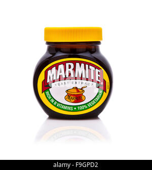 Marmite Jar su sfondo bianco Foto Stock