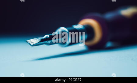 Vista ingrandita del cacciavite, concentrarsi sulla testa, sfondo sfocato. Foto Stock