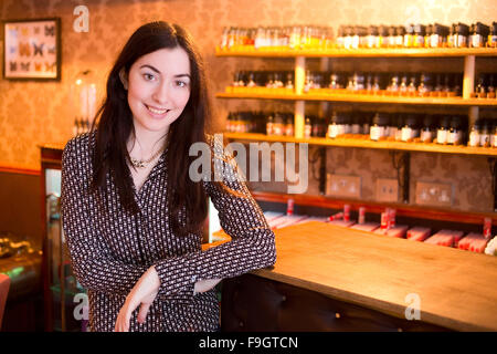 Business donna in posa nel suo negozio Foto Stock