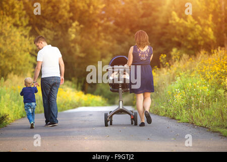 La famiglia felice in una passeggiata nella natura godendo la vita insieme. Foto Stock