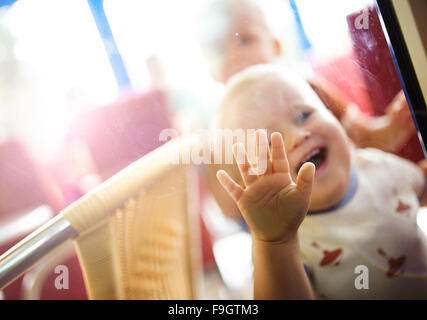 Little Boy godendo il loro tempo in cafe Foto Stock