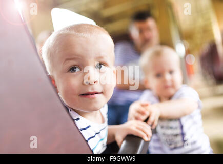 Famiglia con due bambini che viaggiano in treno. Foto Stock