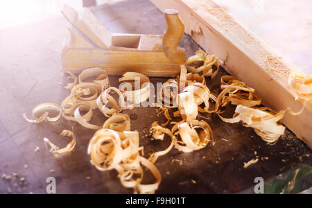 Pialla per legno, tavole di legno e trucioli di falegnami workshop Foto Stock