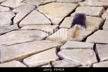 Muratori mortaio prevista su un semilavorato piano in pietra Foto Stock