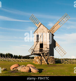 Vecchio mulino a vento in legno in Angla, isola di Saaremaa, Estonia Foto Stock