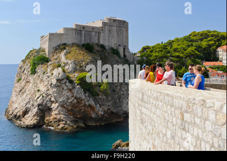 I turisti camminando sulla parete perimetrale del castello nella Città Vecchia, Dubrovnik, Croazia. Foto Stock