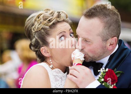 Bella giovani sposi godendo di gelato Foto Stock