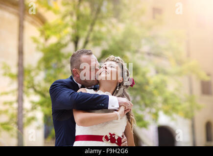 Giovani coppie in viaggio di nozze godendo momenti romantici nella parte anteriore di un castello Foto Stock