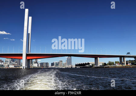 Bolte ponte che attraversa il fiume Yarra a Melbourne, Victoria, Australien, su una soleggiata giornata estiva. Foto Stock