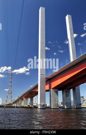 Bolte ponte che attraversa il fiume Yarra a Melbourne, Victoria, Australien, su una soleggiata giornata estiva. Foto Stock