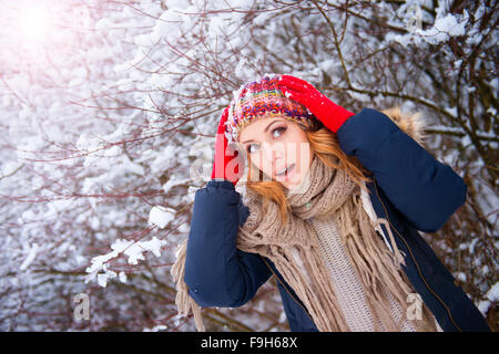 Bella giovane donna avente divertimento fuori in inverno Foto Stock