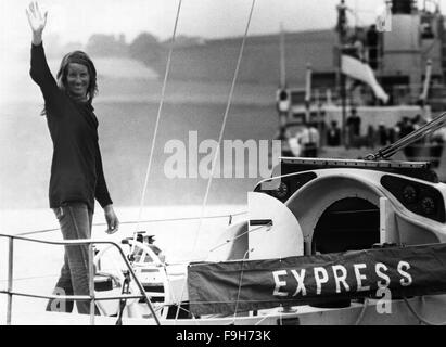 AJAXNETPHOTO. 8 Giugno, 1978. DARTMOUTH, Inghilterra. - Periplo CON UNA SOLA MANO - 29 ANNI DI NAOMI JAMES (GBR) arriva a Dartmouth per diventare la prima donna solista marinaio per rendere a dieci mesi di circumnavigazione a bordo 58FT CUTTER EXPRESS CRUSADER FOTO : JONATHAN EASTLAND/AJAX REF:PEO james 3 067 Foto Stock