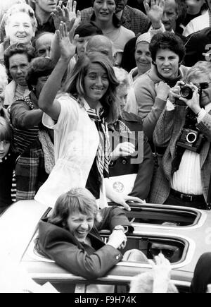 AJAXNETPHOTO. 8 giugno,1978. DARTMOUTH, Inghilterra. - Periplo CON UNA SOLA MANO - NAOMI JAMES (GBR) 29 anni arriva a Dartmouth per diventare la prima donna solista marinaio per rendere a dieci mesi di circumnavigazione a bordo 58FT CUTTER EXPRESS CRUSADER FOTO : JONATHAN EASTLAND/AJAX REF 08067 Foto Stock