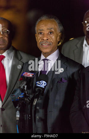 Charleston, Carolina del Sud, Stati Uniti d'America. 16 dicembre, 2015. Rete nazionale di azione leader dei diritti civili Rev. Al Sharpton a seguito di un incontro con il presidente della cittadella pensionati Air Force Lt. Gen. Giovanni Rosa Dicembre 16, 2015 in Charleston, Sc. Sharpton ha incontrato Rosa per discutere le fotografie in cui cadetti è apparso con federe sulle loro teste simili a Ku Klux Klan abito. Foto Stock