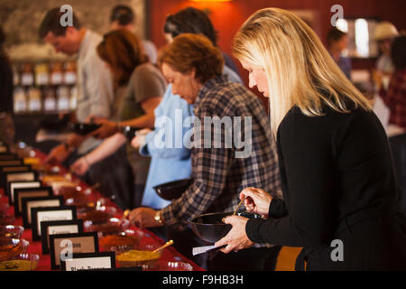 La miscelazione di spezie per un custom strofinare a secco, seminario di spezie, barbecue Bootcamp, Alisal Guest Ranch, Solvang, California Foto Stock