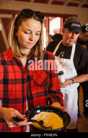 Donna di spezie di miscelazione per un custom strofinare a secco, seminario di spezie, barbecue Bootcamp, Alisal Guest Ranch, Solvang, California Foto Stock