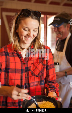 Donna di spezie di miscelazione per un custom strofinare a secco, seminario di spezie, barbecue Bootcamp, Alisal Guest Ranch, Solvang, California Foto Stock