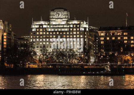 Foto notturna di Shell Mex House e Cleopatra's Needle, Victoria Embankment, Londra, Inghilterra, Regno Unito Foto Stock