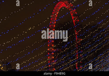 Un London Eye illuminato (Millenium Wheel) sulla South Bank di Londra, Londra, Inghilterra, SE1, Regno Unito Foto Stock
