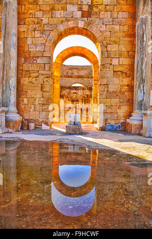 Archi in bagni adrianea, antica città romana di Leptis Magna, Libia, ben conservate rovine della più grande città romana in Africa, medi Foto Stock